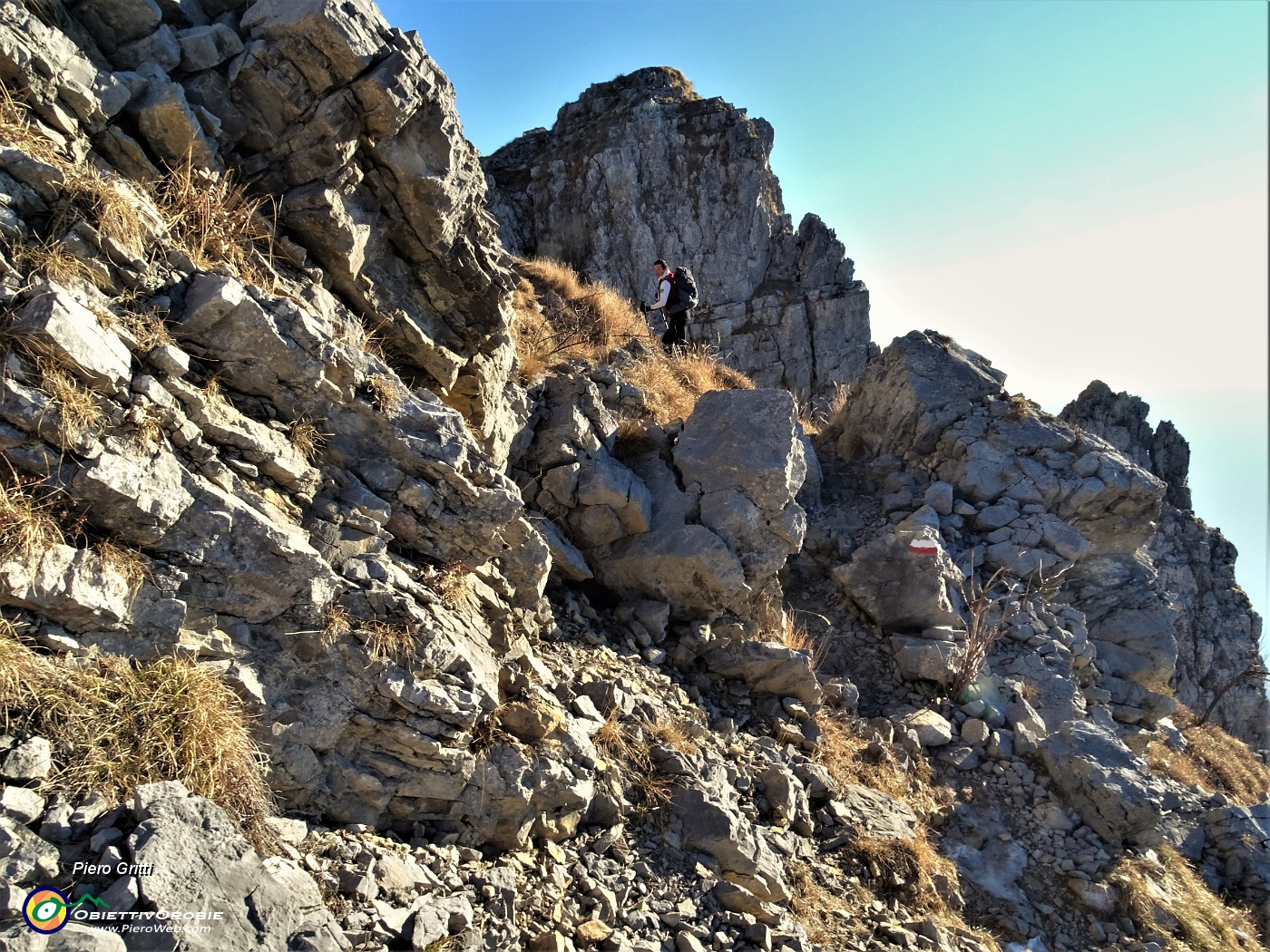 56 In decisa salita tra roccioni per lo Zuc di Pralongone (1503 m).JPG